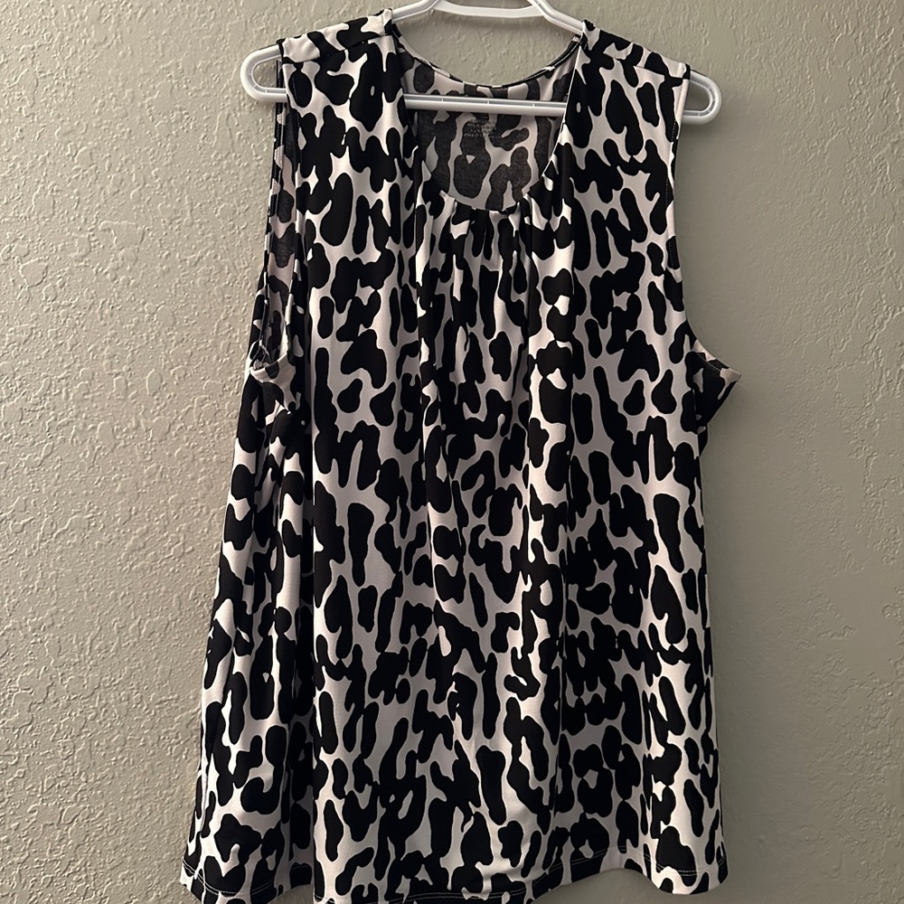CJ Banks Size 2 Black and White Sleeveless Top
